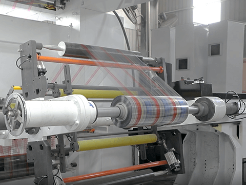 Chúng tôi chuyên sản xuất bộ thiết bị đóng gói giấy và bao bì mềm bằng nhựa hoàn chỉnh